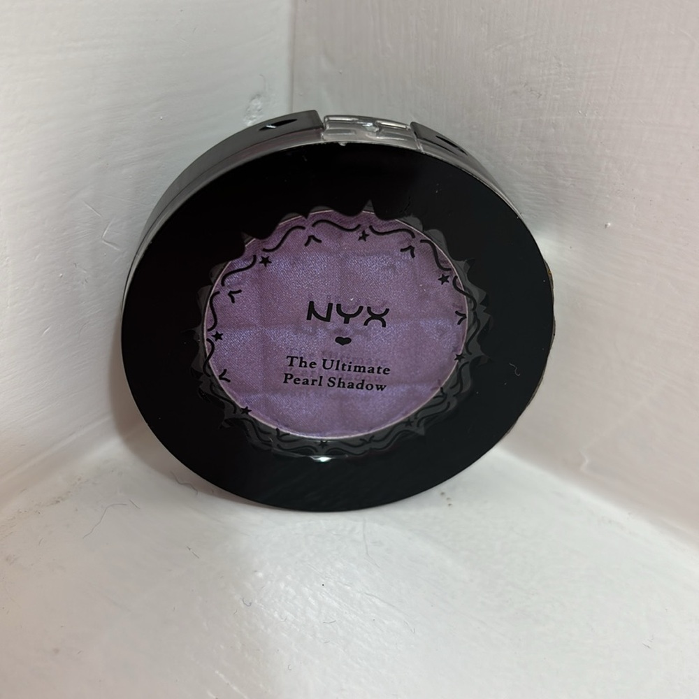 NYX The Ultimate Pearl Shadow in Purple Pearl